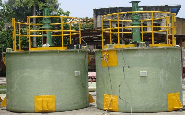 玻璃鋼攪拌罐安裝現(xiàn)場